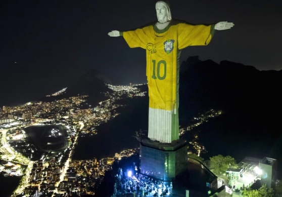 巴西设立“球王贝利日”，见证千球辉煌